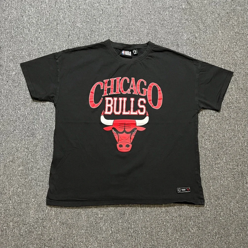 NBA Chicago Bulls T Shirt Size M 8/10 Dark Gray Graphic Eastern Conference Kids